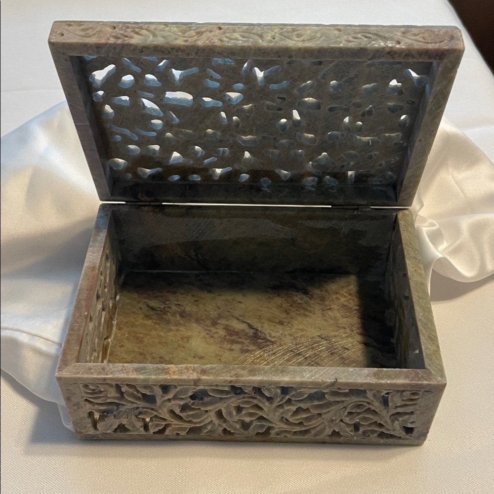 Intricately Carved natural soap Stone Box hand carved by Indian artisans - Picture 2 of 8